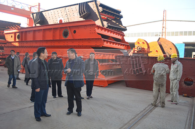 中譽鼎力張總與客戶親切交談